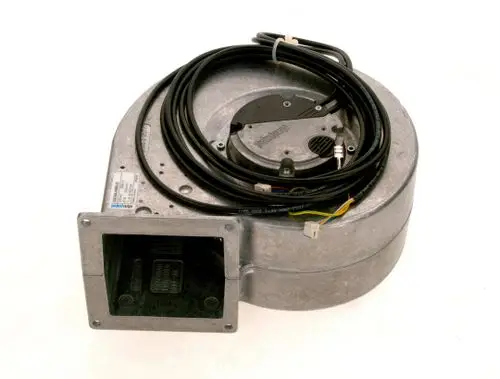 BOSCH Gebläse mit runder, metallischer Gehäuseform. Kabel und Anschlussstecker sind sichtbar. Der Auslass hat eine rechteckige Öffnung für die Luftführung.